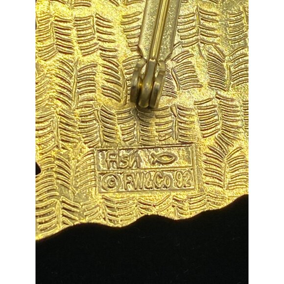 Vintage Beatrix Potter Peter Rabbit Enamel Cloisonné Pin Gold-Tone 1992 Collecti - Picture 6 of 7